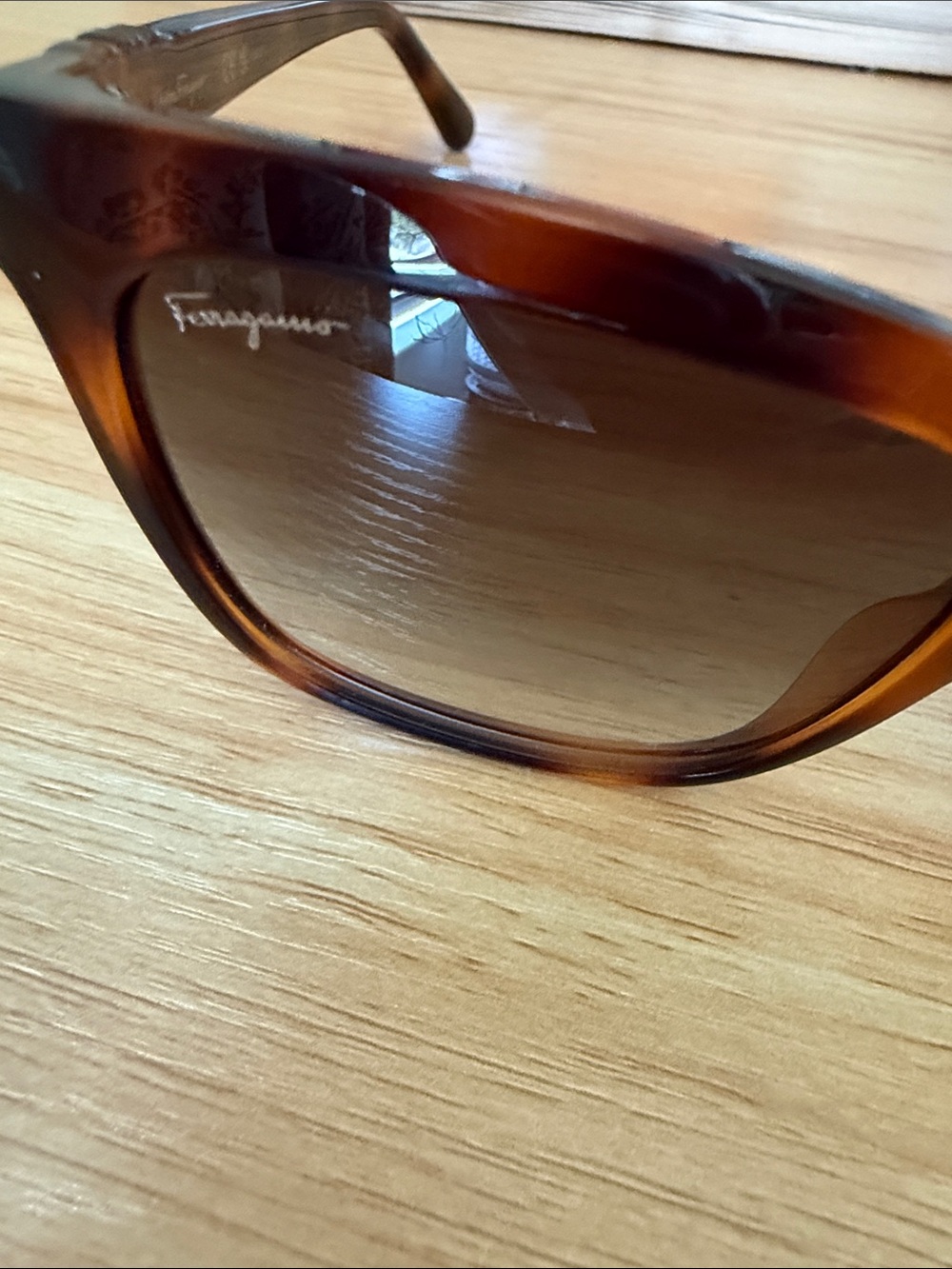 NWT Salvatore Ferragamo unisex Sunglasses w/ Red and Black Accessory Set - Picture 8 of 10